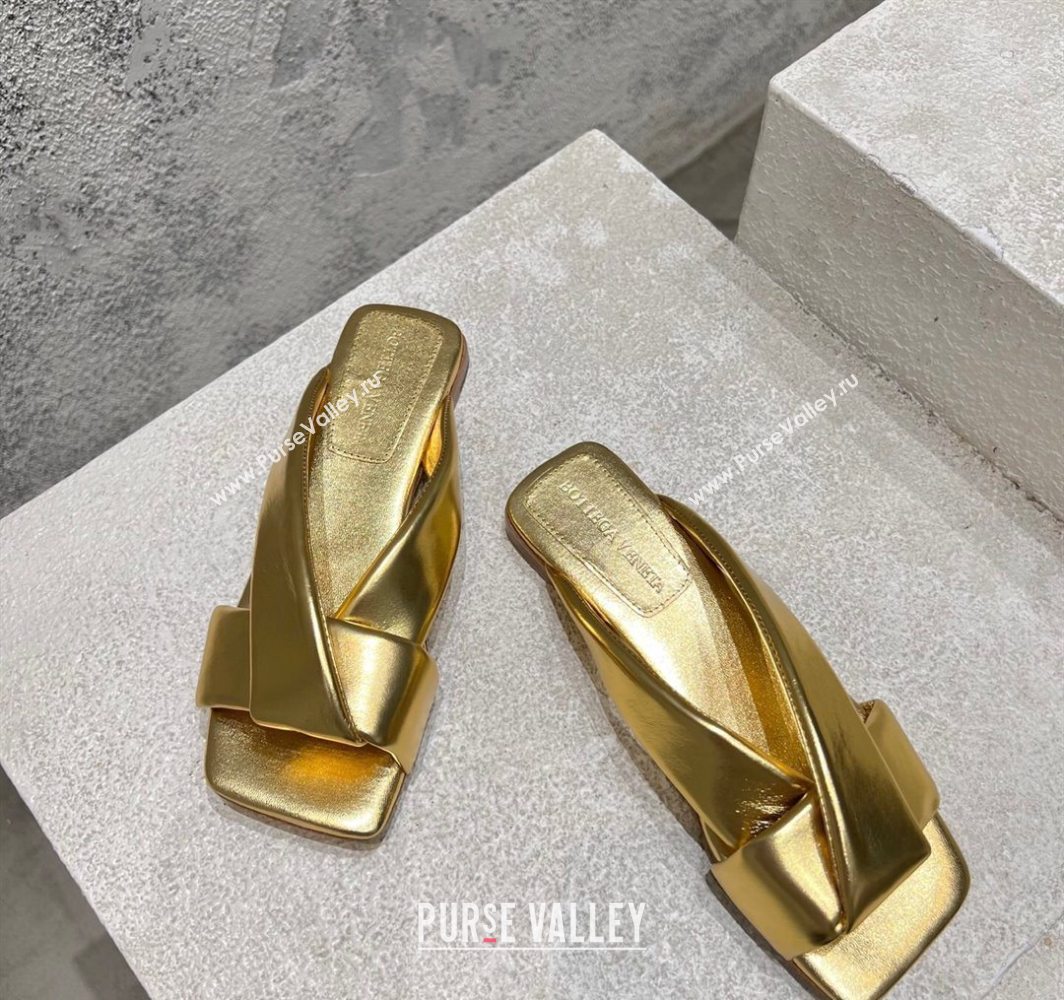 Bottega Veneta Riva Flat Slides Sandal in Shiny Calfskin with Twisted Strap Gold 2025 (MD-250604052)