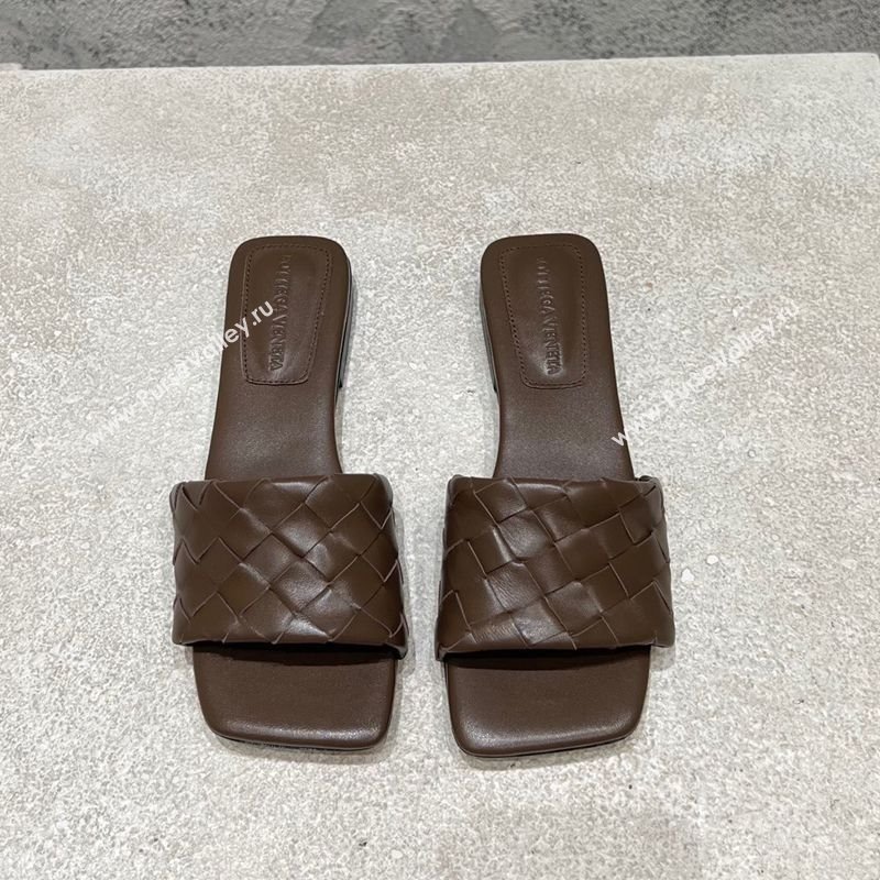 Bottega Veneta Parco Square Flat Slides Sandals in Soft Intrecciato Leather Chocolate 2025 837737 (MD-250604011)