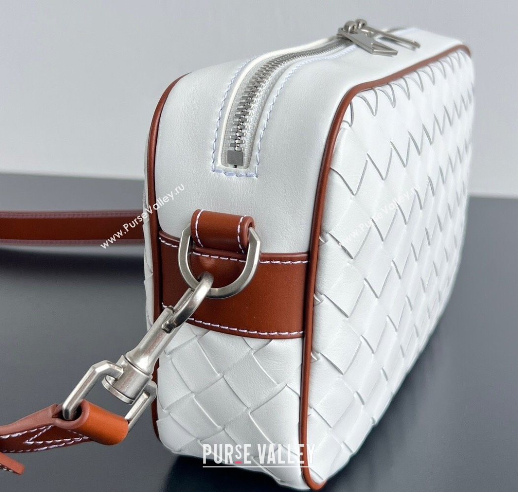 Bottega Veneta Mens Small Camera Bag in Intrecciato Leather White/Brown 2025 755923 (WT-250624041)