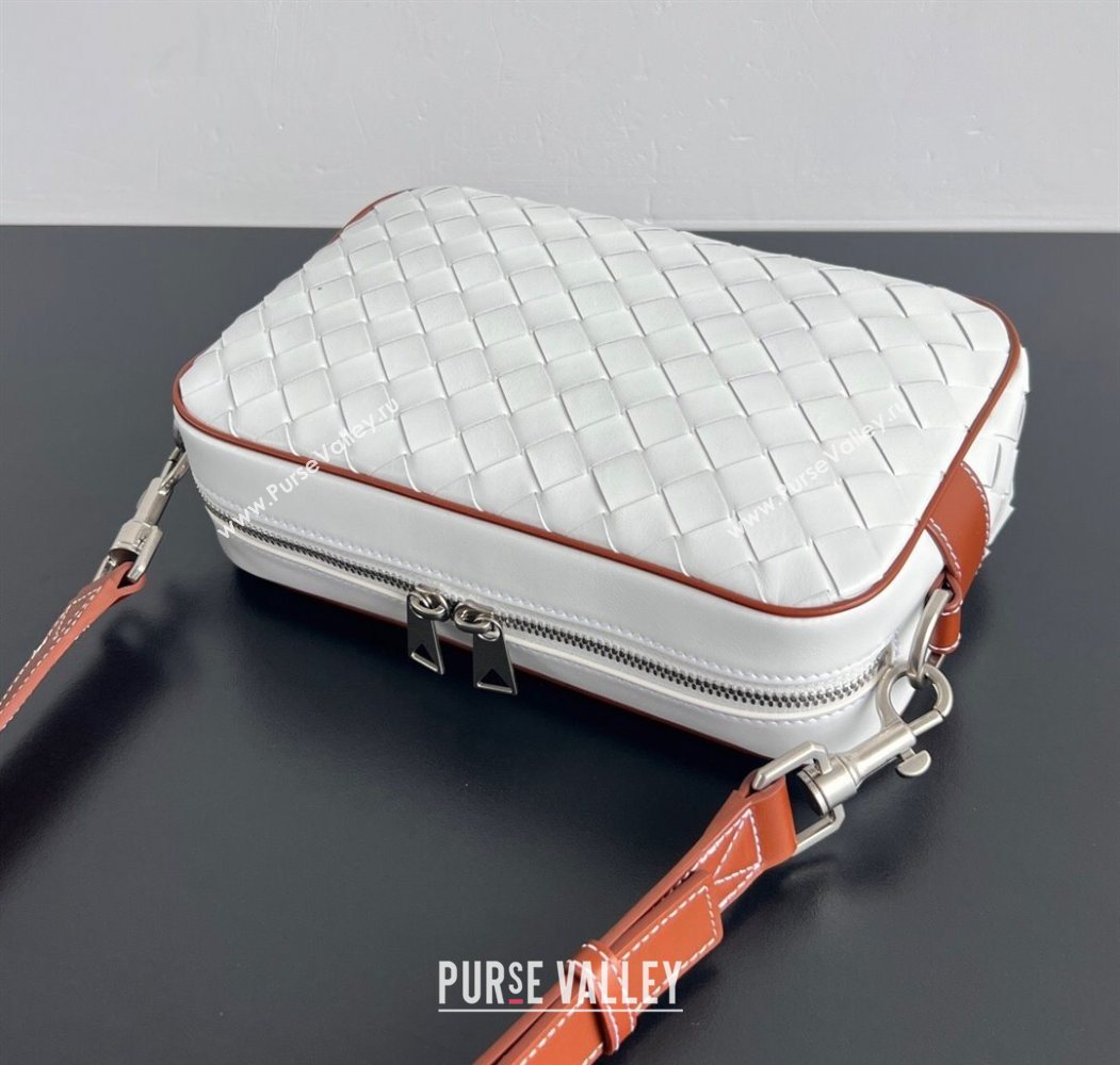 Bottega Veneta Mens Small Camera Bag in Intrecciato Leather White/Brown 2025 755923 (WT-250624041)