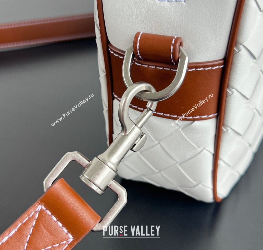 Bottega Veneta Mens Small Camera Bag in Intrecciato Leather White/Brown 2025 755923 (WT-250624041)