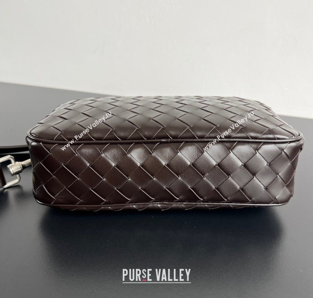 Bottega Veneta Mens Small Camera Bag in Intrecciato Leather Fondant Brown 2025 755923 (WT-250624043)