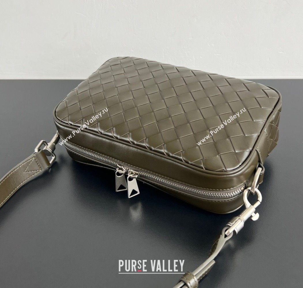 Bottega Veneta Mens Small Camera Bag in Intrecciato Leather Green 2025 755923 (WT-250624045)