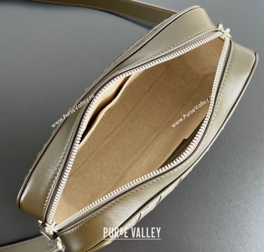 Bottega Veneta Mens Small Camera Bag in Intrecciato Leather Green 2025 755923 (WT-250624045)