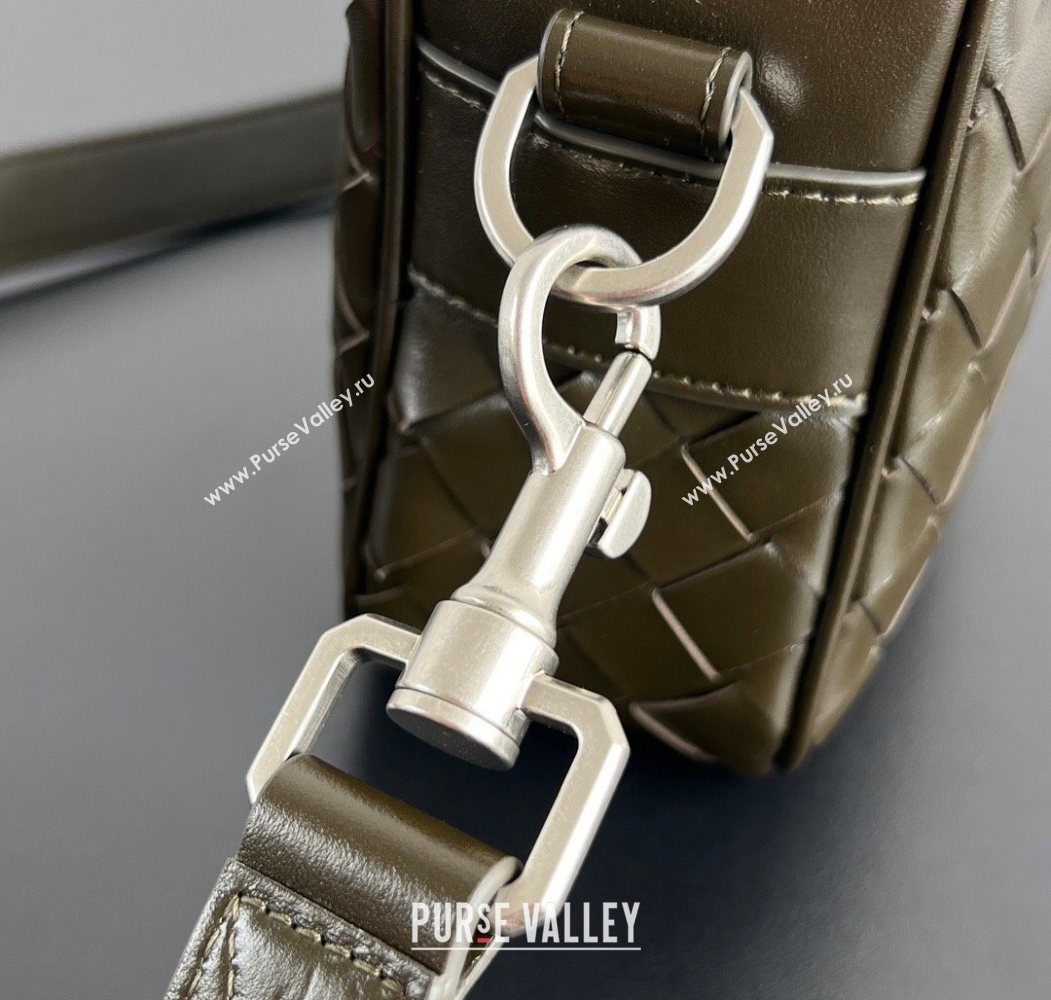 Bottega Veneta Mens Small Camera Bag in Intrecciato Leather Green 2025 755923 (WT-250624045)