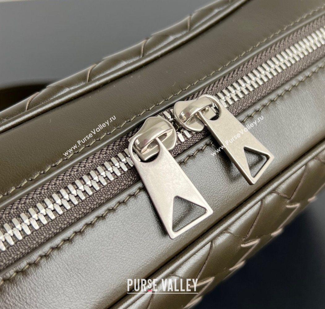 Bottega Veneta Mens Small Camera Bag in Intrecciato Leather Green 2025 755923 (WT-250624045)