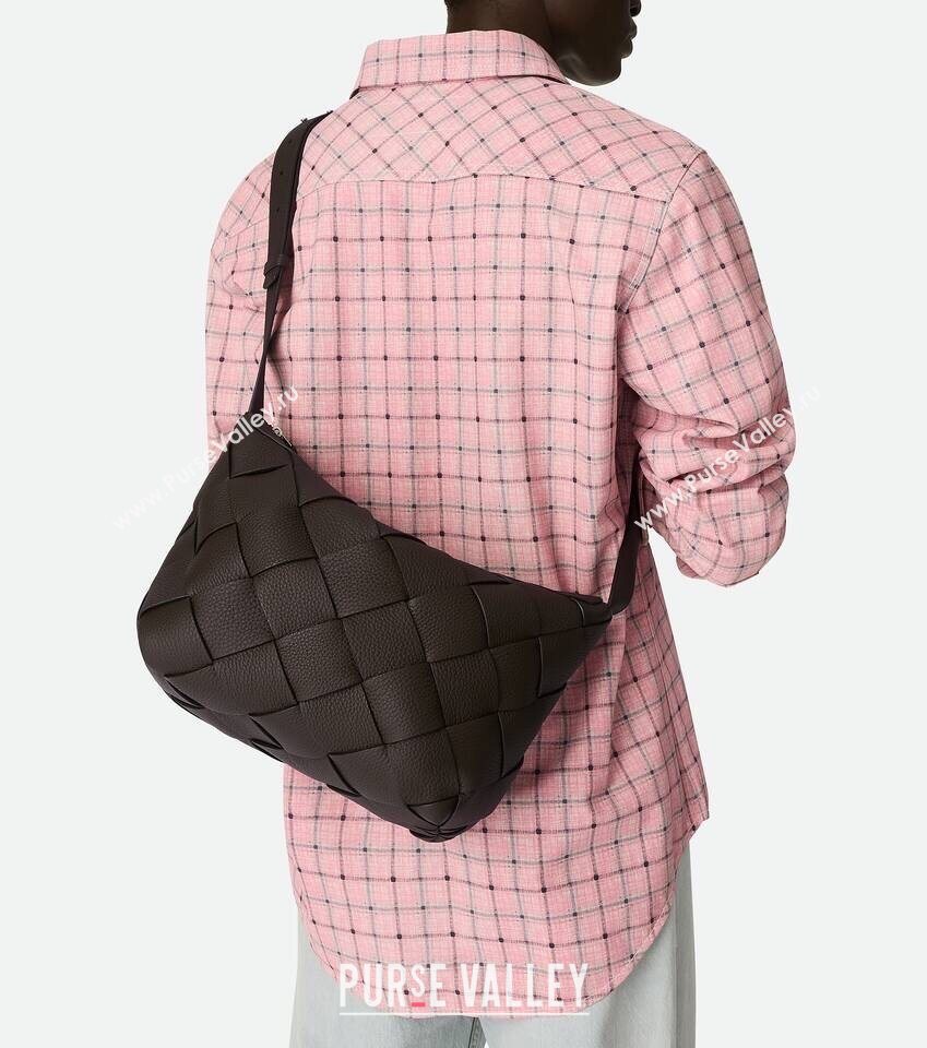 Bottega Veneta Mens Diago Hobo Bag in Grained Intrecciato Leather Fondant Brown 2025 795125 (WT-250624052)