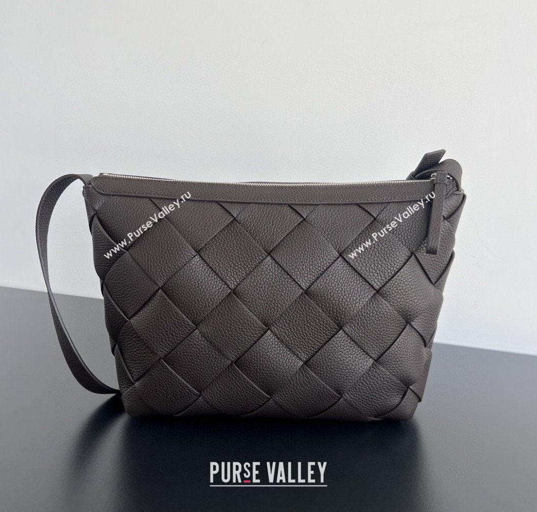 Bottega Veneta Mens Diago Hobo Bag in Grained Intrecciato Leather Fondant Brown 2025 795125 (WT-250624052)