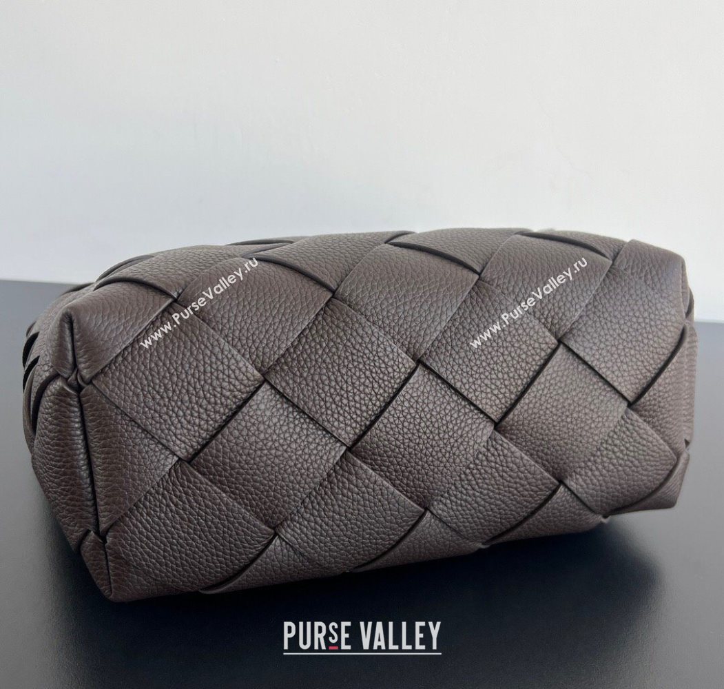 Bottega Veneta Mens Diago Hobo Bag in Grained Intrecciato Leather Fondant Brown 2025 795125 (WT-250624052)