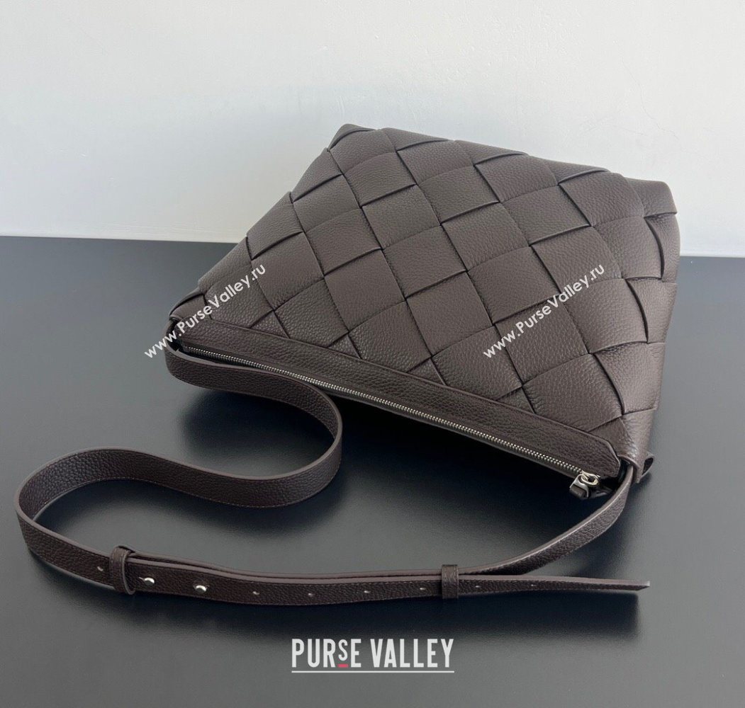 Bottega Veneta Mens Diago Hobo Bag in Grained Intrecciato Leather Fondant Brown 2025 795125 (WT-250624052)