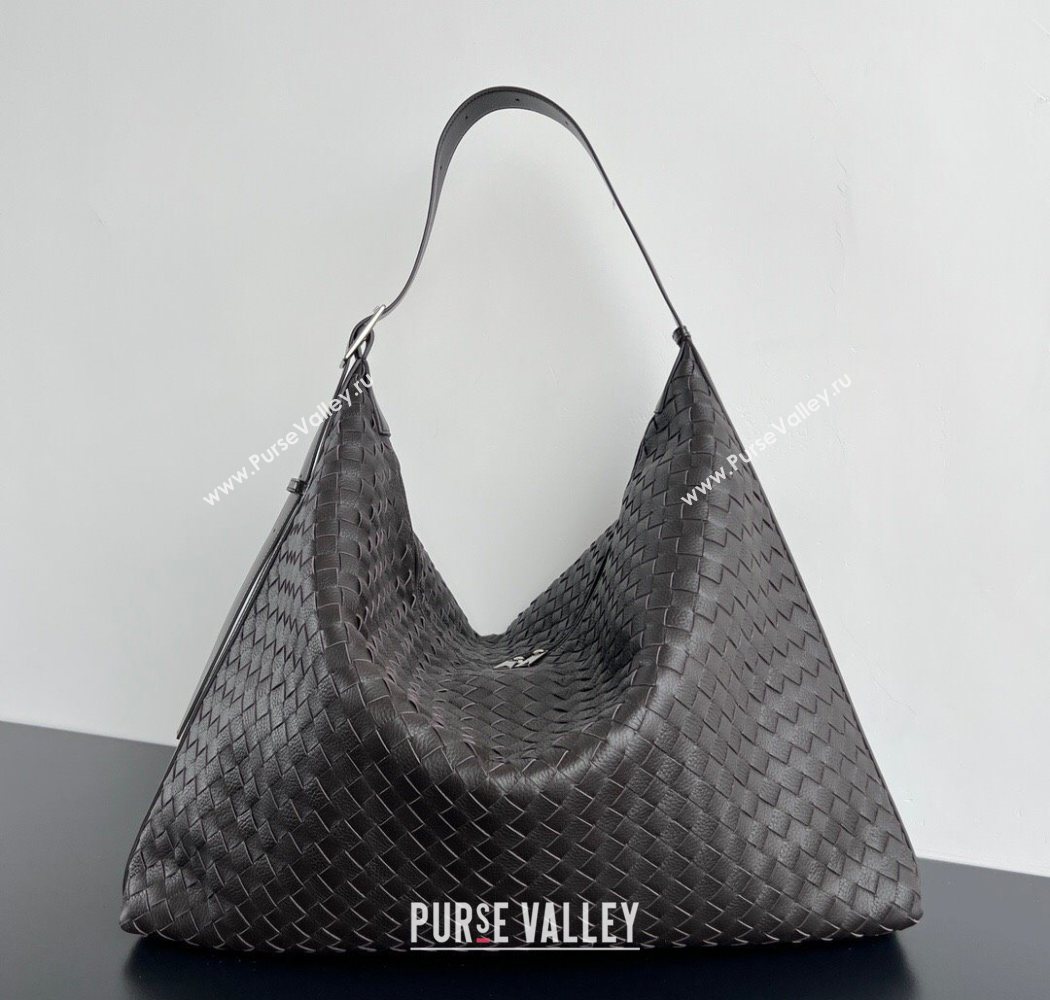 Bottega Veneta Mens Large Traveler Hobo Bag in Intrecciato Leather Fondant Brown 2025 806976 (WT-250624058)