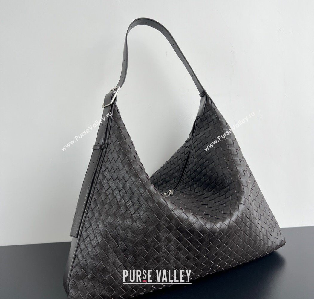 Bottega Veneta Mens Large Traveler Hobo Bag in Intrecciato Leather Fondant Brown 2025 806976 (WT-250624058)