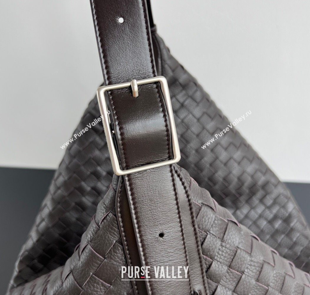 Bottega Veneta Mens Large Traveler Hobo Bag in Intrecciato Leather Fondant Brown 2025 806976 (WT-250624058)
