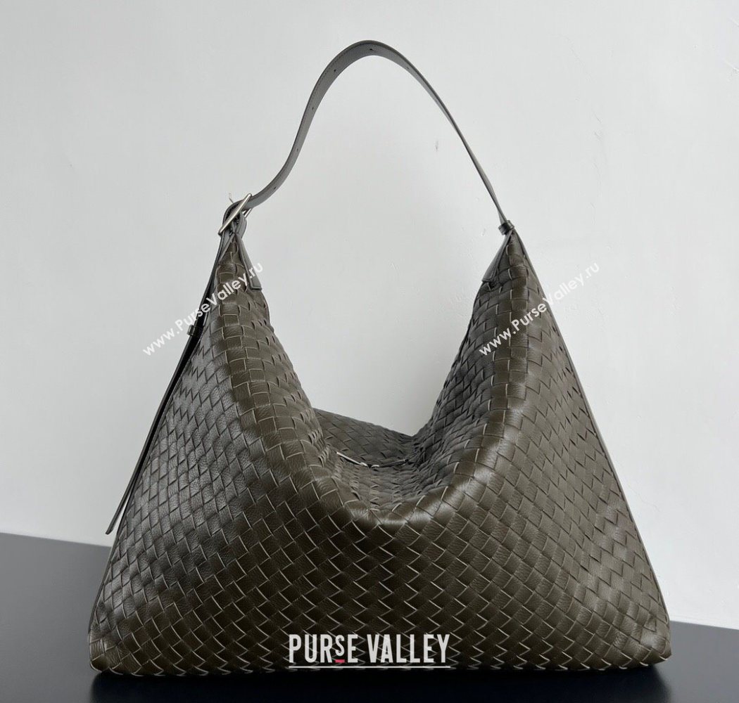 Bottega Veneta Mens Large Traveler Hobo Bag in Intrecciato Leather Dark Khaki 2025 806976 (WT-250624059)