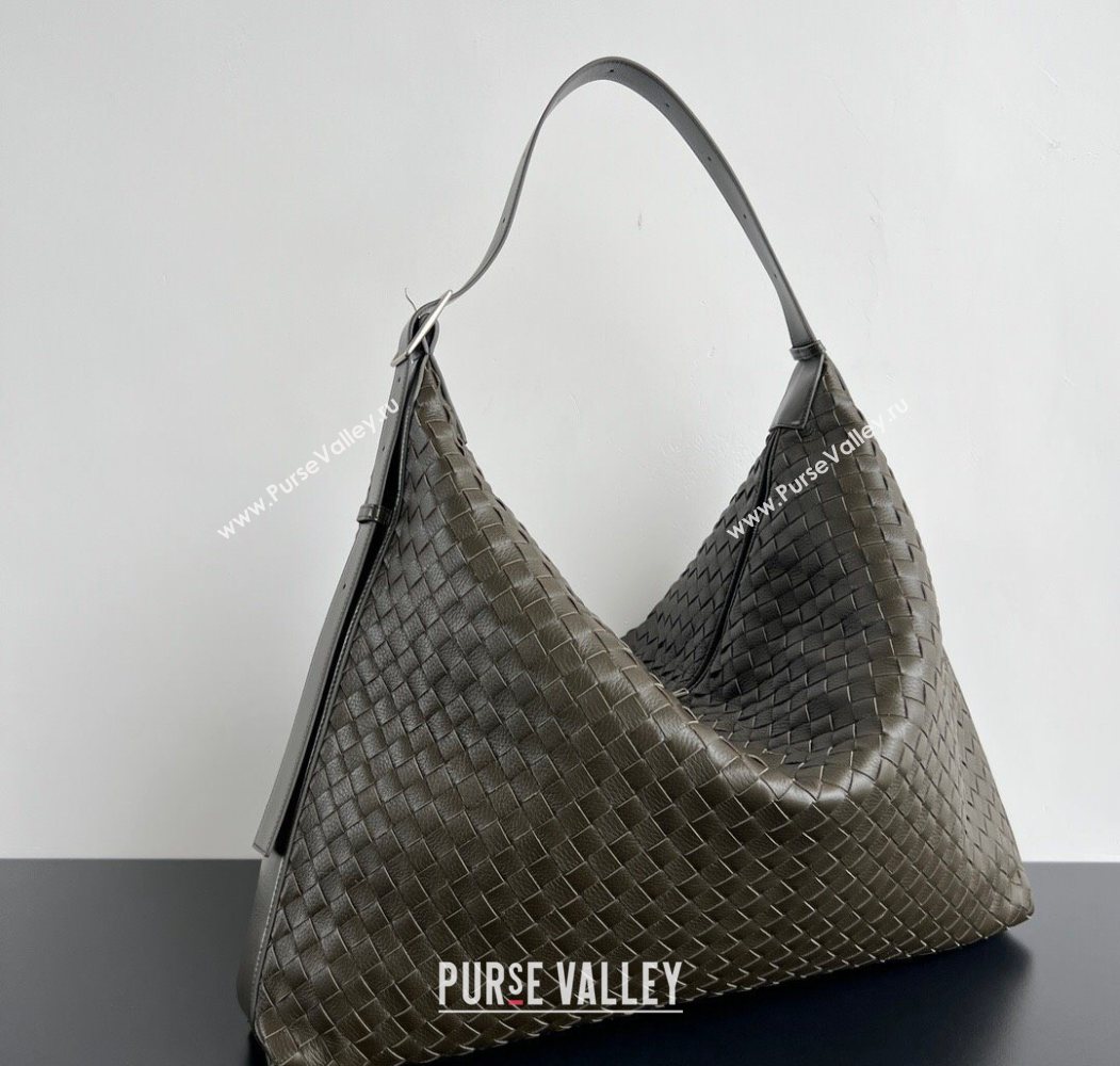 Bottega Veneta Mens Large Traveler Hobo Bag in Intrecciato Leather Dark Khaki 2025 806976 (WT-250624059)