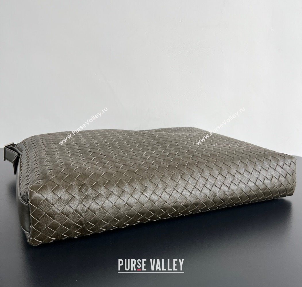 Bottega Veneta Mens Large Traveler Hobo Bag in Intrecciato Leather Dark Khaki 2025 806976 (WT-250624059)