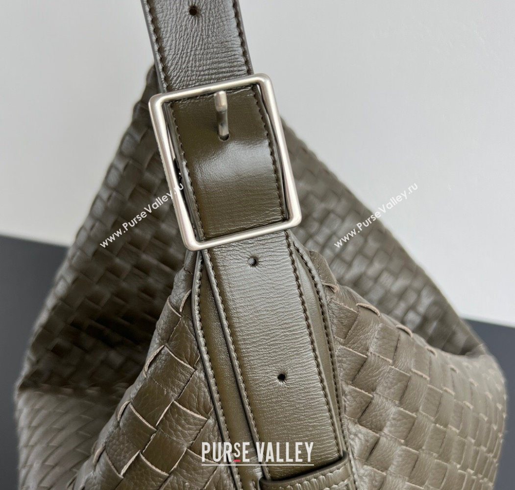Bottega Veneta Mens Large Traveler Hobo Bag in Intrecciato Leather Dark Khaki 2025 806976 (WT-250624059)