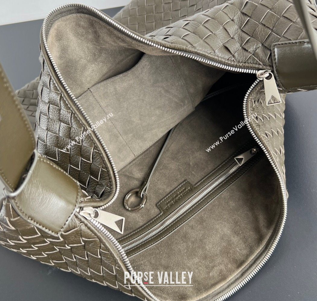 Bottega Veneta Mens Large Traveler Hobo Bag in Intrecciato Leather Dark Khaki 2025 806976 (WT-250624059)