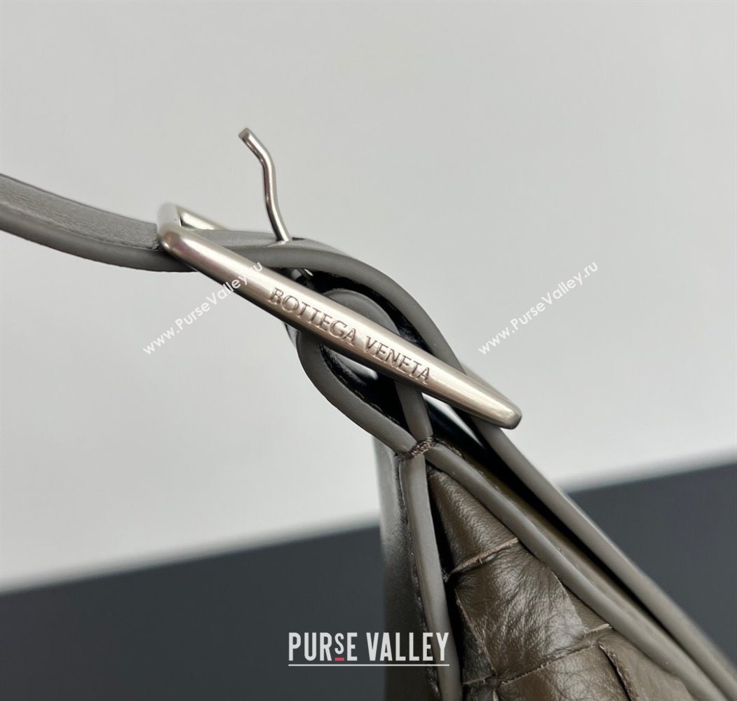 Bottega Veneta Mens Large Traveler Hobo Bag in Intrecciato Leather Dark Khaki 2025 806976 (WT-250624059)