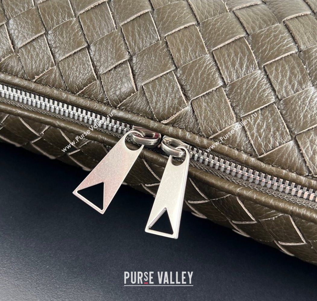 Bottega Veneta Mens Large Traveler Hobo Bag in Intrecciato Leather Dark Khaki 2025 806976 (WT-250624059)