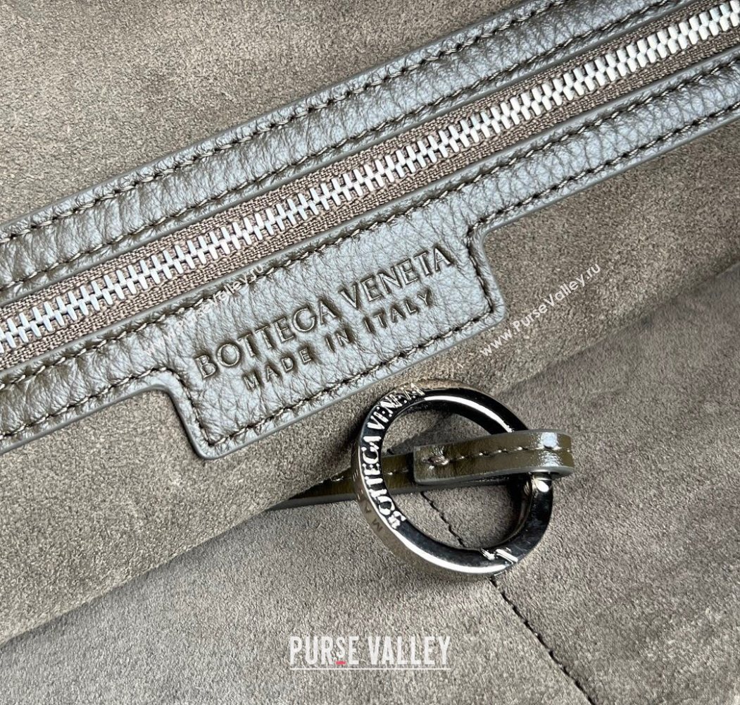 Bottega Veneta Mens Large Traveler Hobo Bag in Intrecciato Leather Dark Khaki 2025 806976 (WT-250624059)