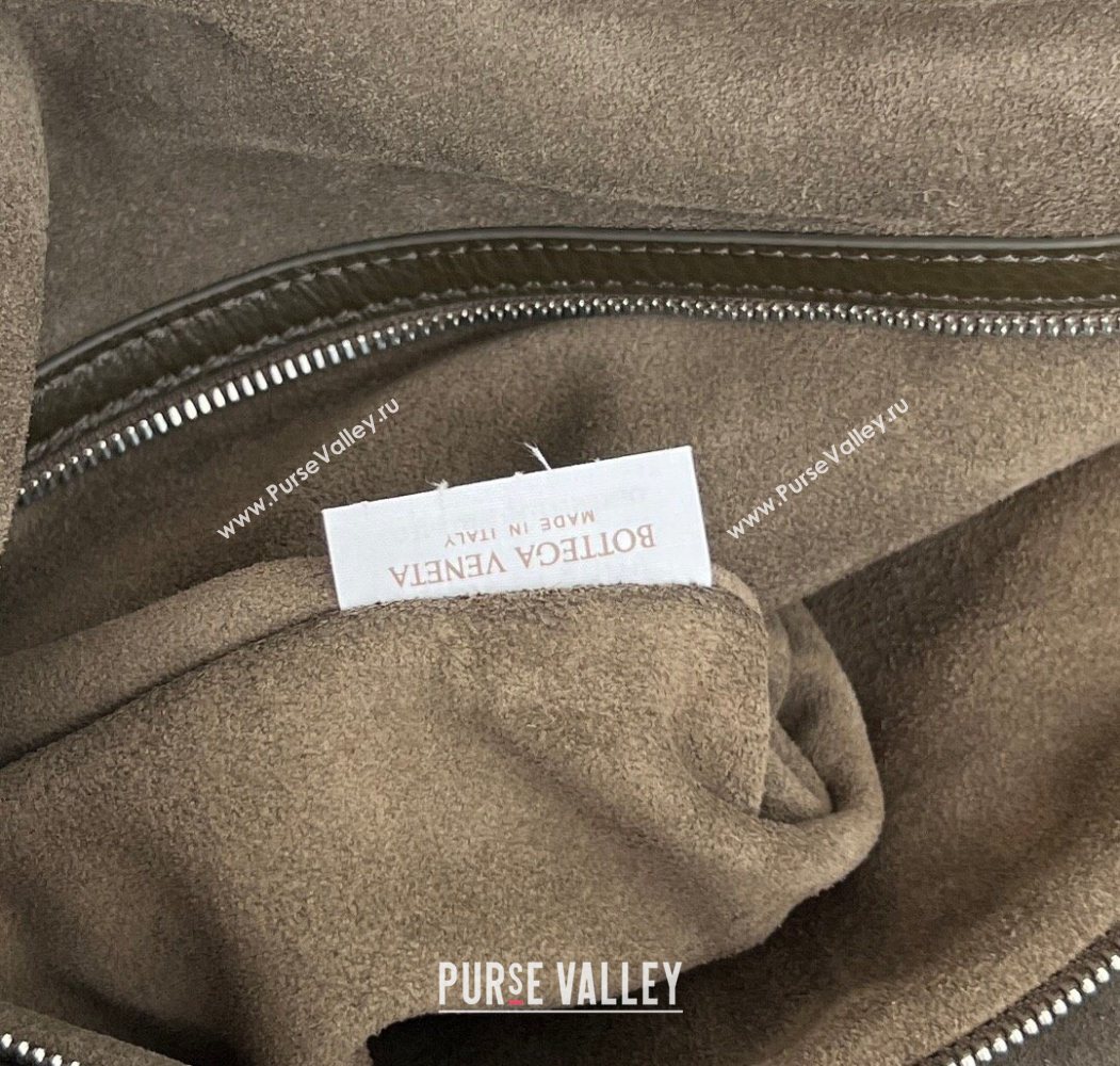 Bottega Veneta Mens Large Traveler Hobo Bag in Intrecciato Leather Dark Khaki 2025 806976 (WT-250624059)