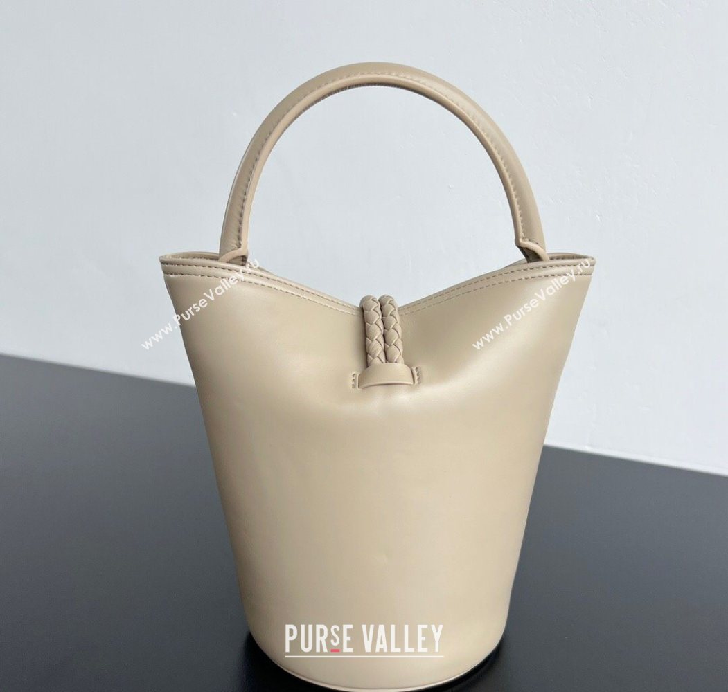 Bottega Veneta Small Liberta Bucket Bag in Smooth Leather 815244 Ecru Beige 2025 (WT-250624062)