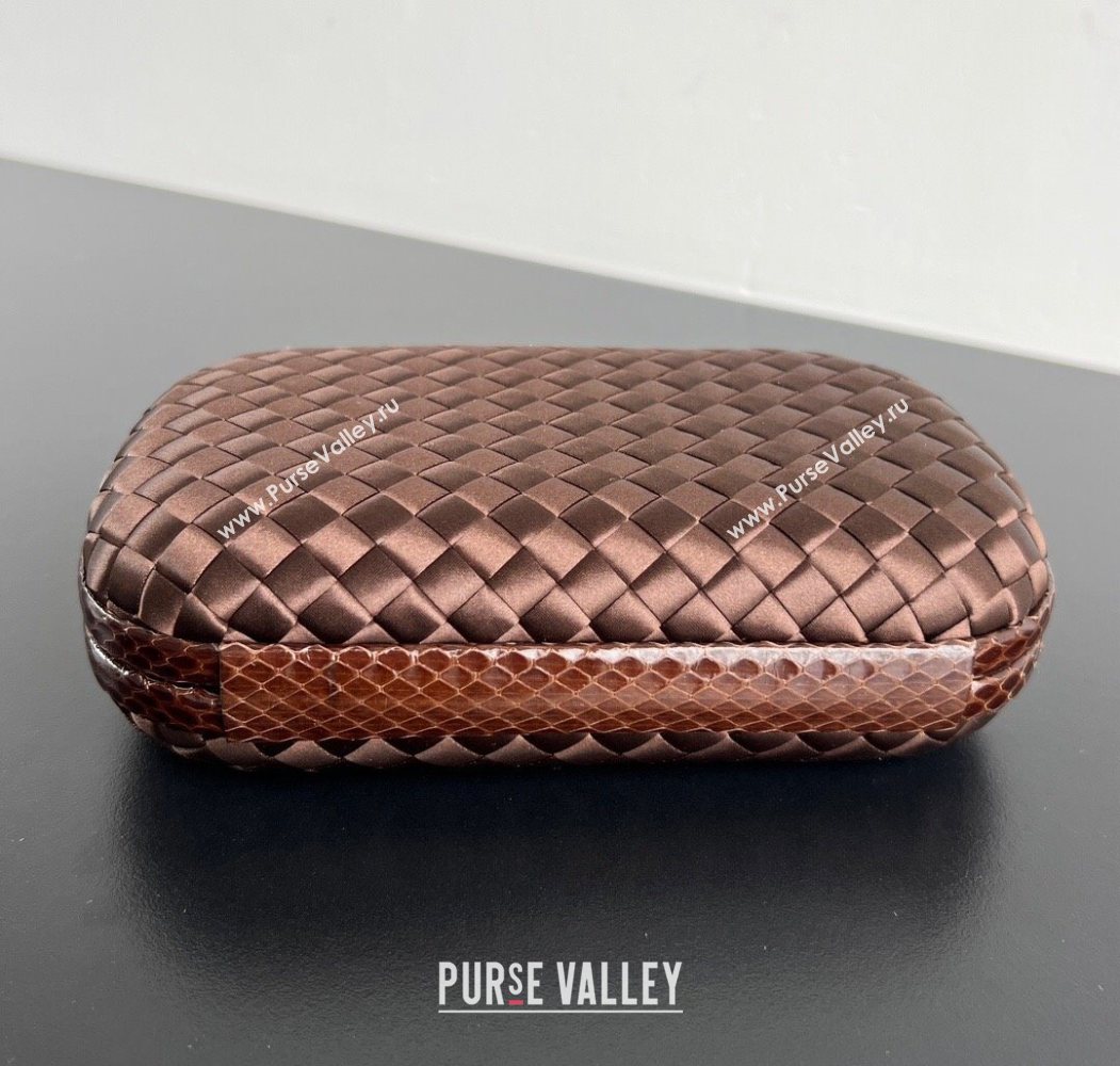 Bottega Veneta Classic Knot Clutch in Intreccio Satin Brown 13 2025 BV062501 (YX-250625013)