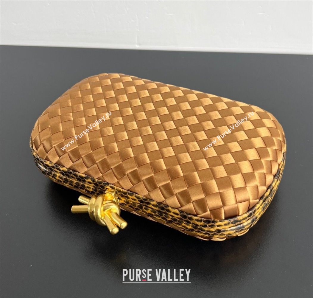Bottega Veneta Classic Knot Clutch in Intreccio Satin Gold Yellow 2025 BV062501 (YX-250625015)