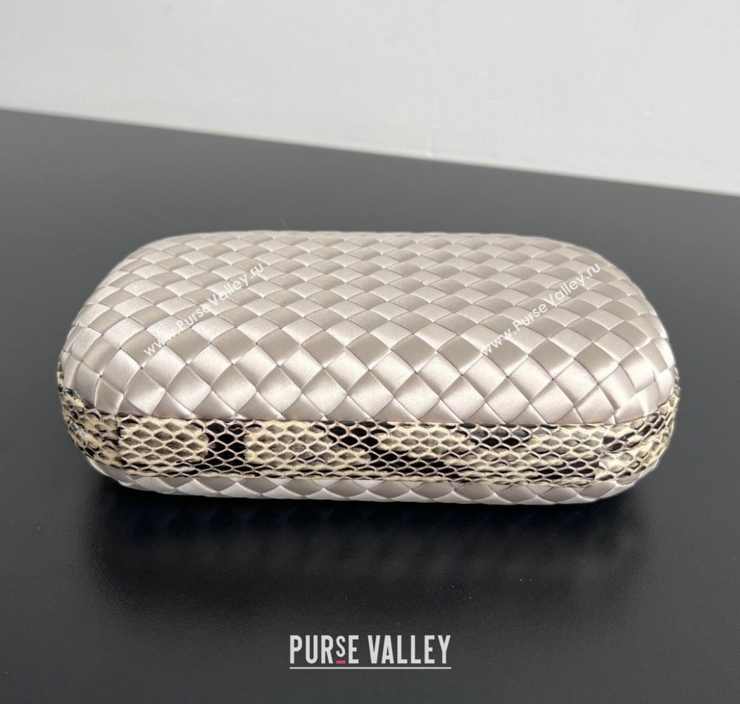 Bottega Veneta Classic Knot Clutch in Intreccio Satin Silver 04 2025 BV062501 (YX-250625004)