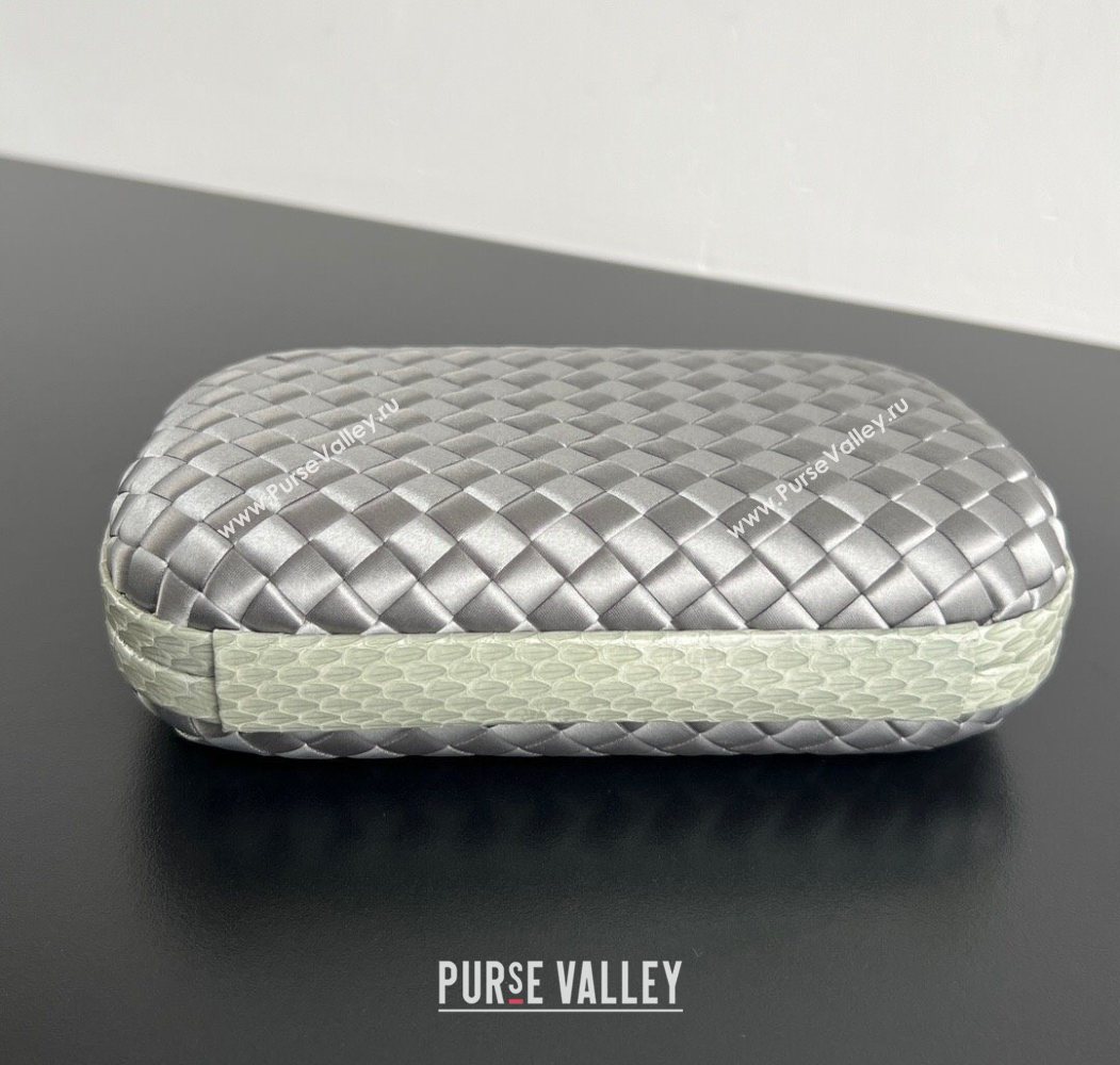 Bottega Veneta Classic Knot Clutch in Intreccio Satin Silver 01 2025 BV062501 (YX-250625001)