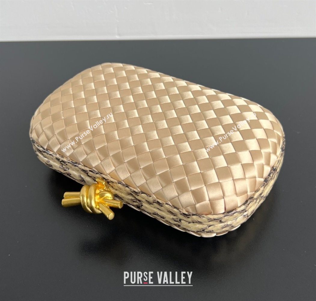Bottega Veneta Classic Knot Clutch in Intreccio Satin Light Gold 2025 BV062501 (YX-250625008)