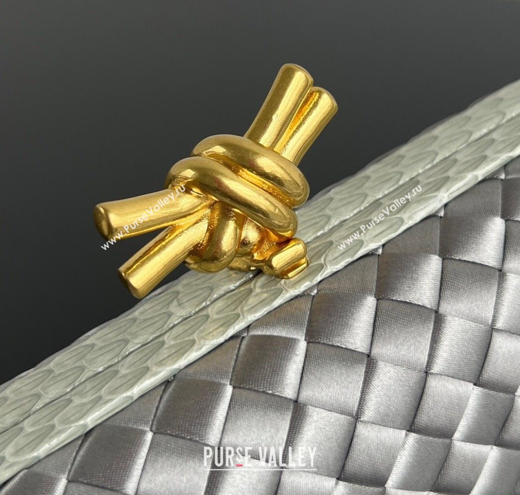 Bottega Veneta Classic Knot Clutch in Intreccio Satin Silver 01 2025 BV062501 (YX-250625001)