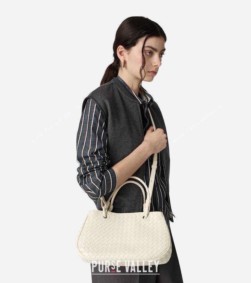 Bottega Veneta Basket Bag in Intrecciato Leather Sea salt 2025 836261 (WT-250801013)