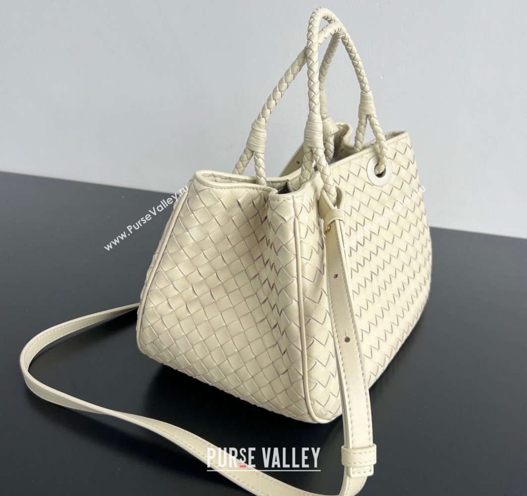 Bottega Veneta Basket Bag in Intrecciato Leather Sea salt 2025 836261 (WT-250801013)