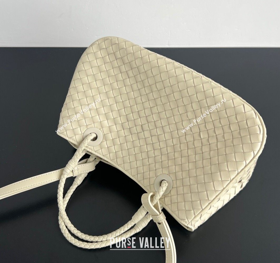 Bottega Veneta Basket Bag in Intrecciato Leather Sea salt 2025 836261 (WT-250801013)