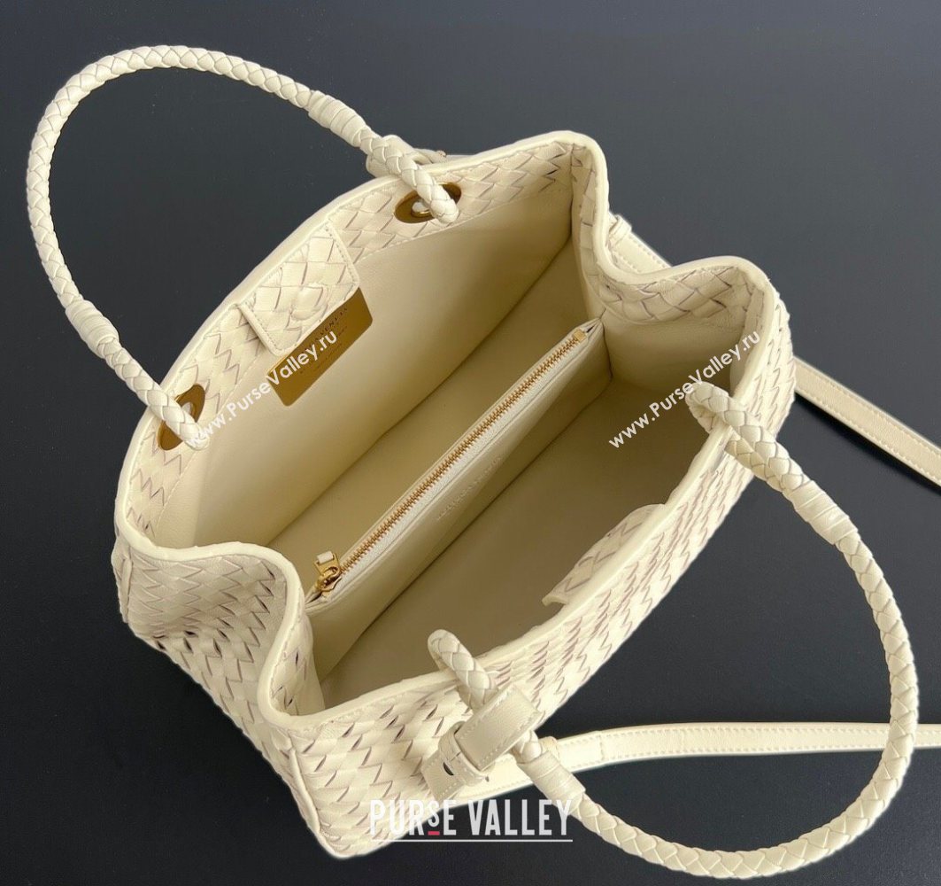 Bottega Veneta Basket Bag in Intrecciato Leather Sea salt 2025 836261 (WT-250801013)