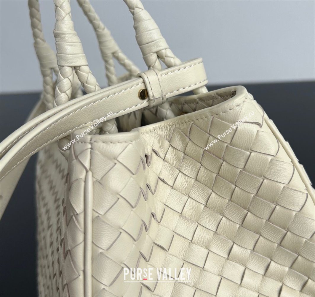 Bottega Veneta Basket Bag in Intrecciato Leather Sea salt 2025 836261 (WT-250801013)