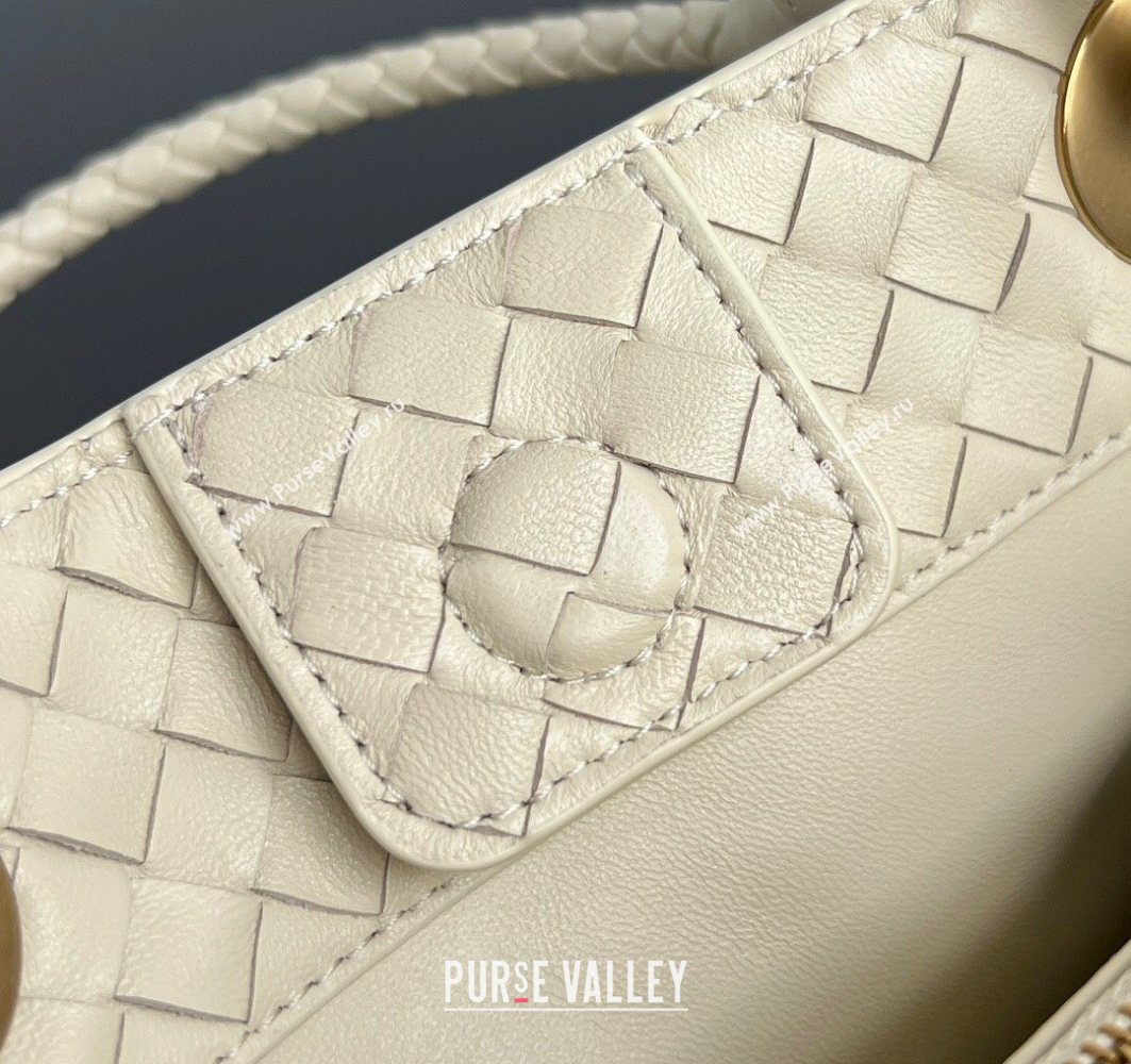 Bottega Veneta Basket Bag in Intrecciato Leather Sea salt 2025 836261 (WT-250801013)