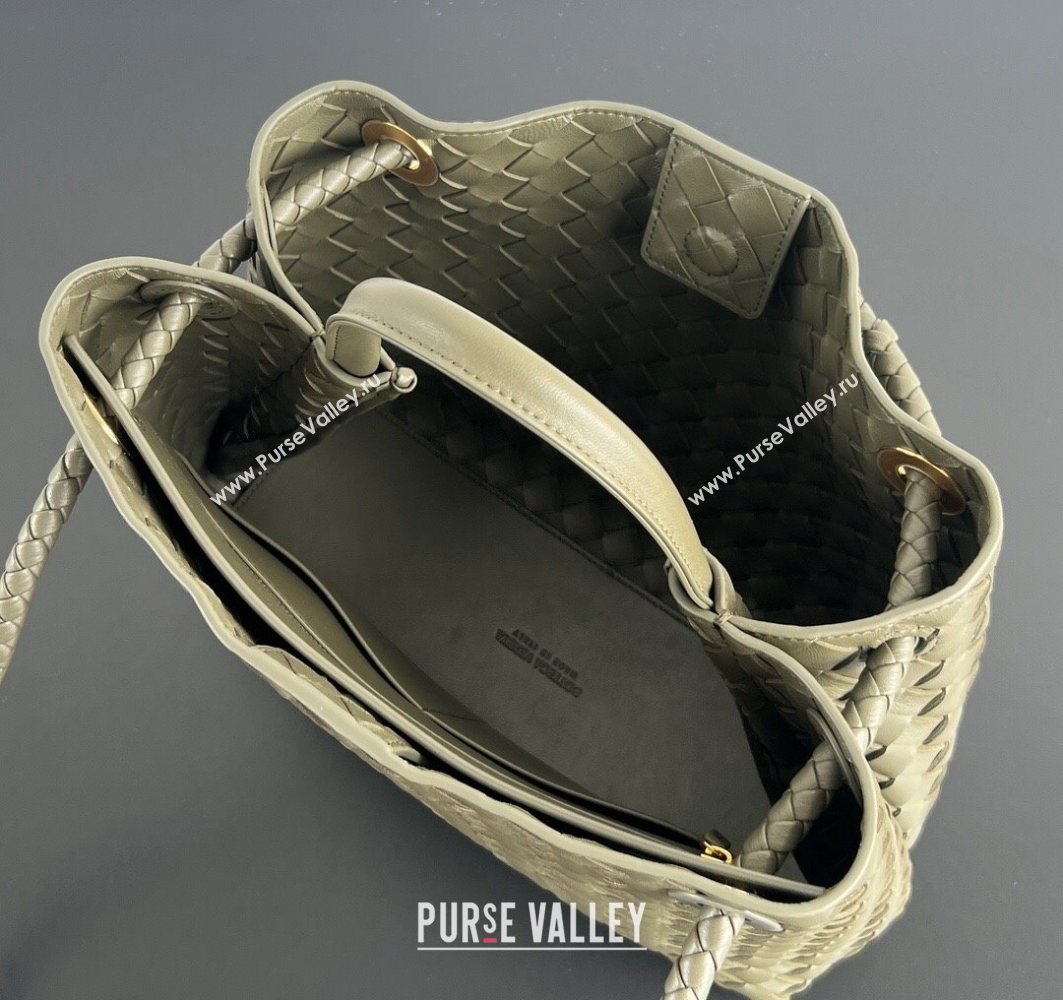 Bottega Veneta Medium Andiamo Top Handle Bag in Intrecciato Leather Cypress Green 2025 (WT-250731001)