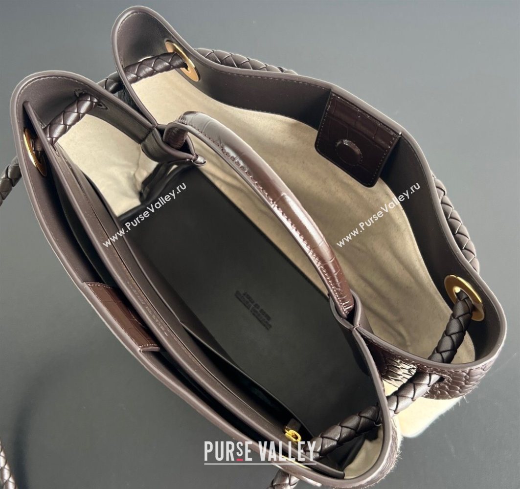 Bottega Veneta Medium Andiamo Top Handle Bag in Crocodile Embossed Leather and Canvas Fondant Brown 2025 (WT-250731004)