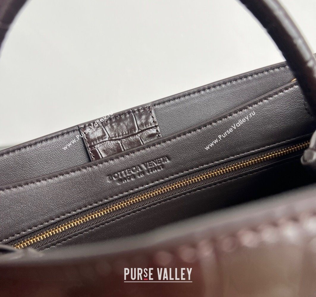 Bottega Veneta Medium Andiamo Top Handle Bag in Crocodile Embossed Leather and Canvas Fondant Brown 2025 (WT-250731004)