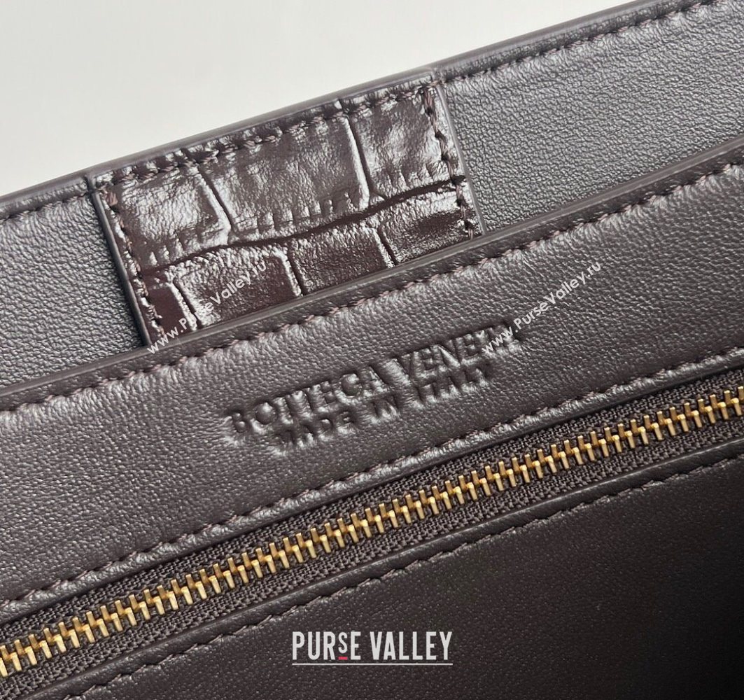 Bottega Veneta Medium Andiamo Top Handle Bag in Crocodile Embossed Leather and Canvas Fondant Brown 2025 (WT-250731004)