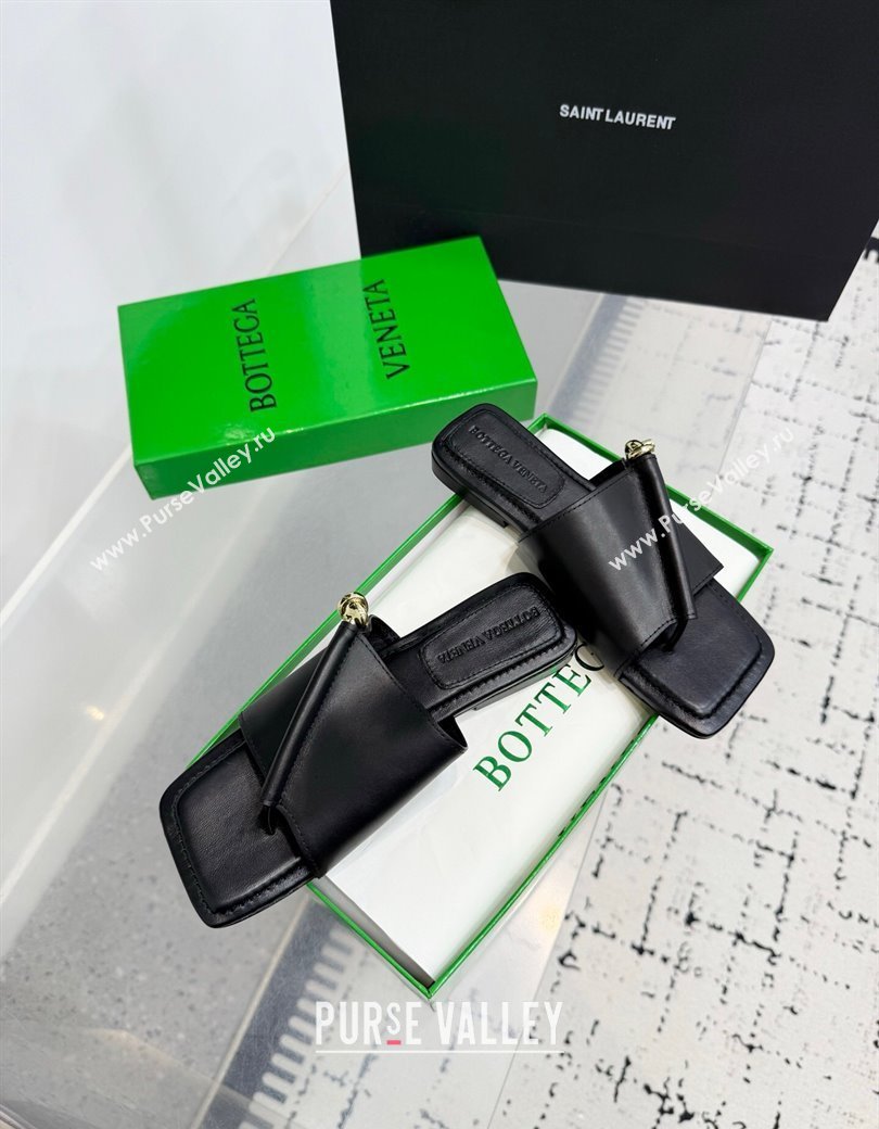 Bottega Veneta Solstice Flat Thong Slides Sandal in Calfskin Leather Black 2025 (KER-250823062)