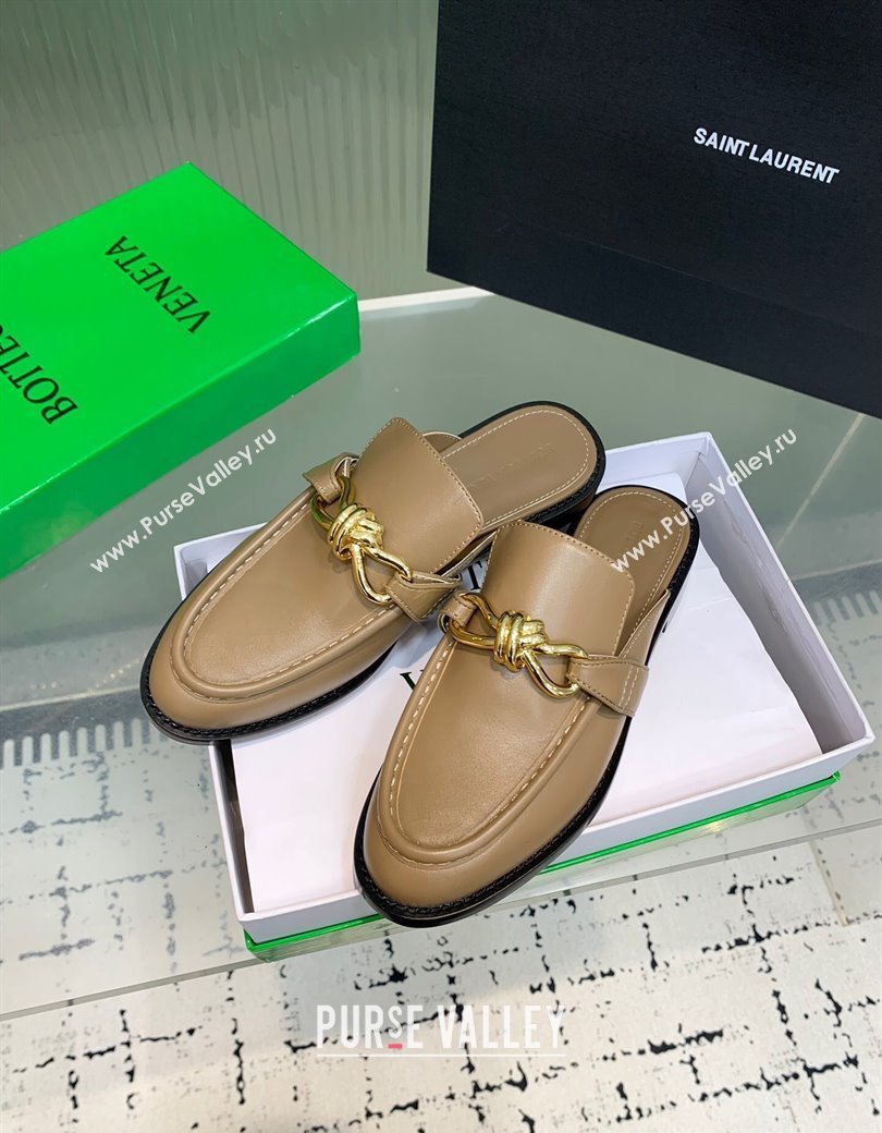 Bottega Veneta Astaire Flat Mules in Calfskin Leather with Knot Beige/Gold 2025 (KER-250823045)
