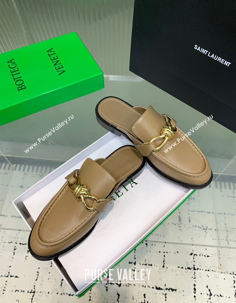 Bottega Veneta Astaire Flat Mules in Calfskin Leather with Knot Beige/Gold 2025 (KER-250823045)