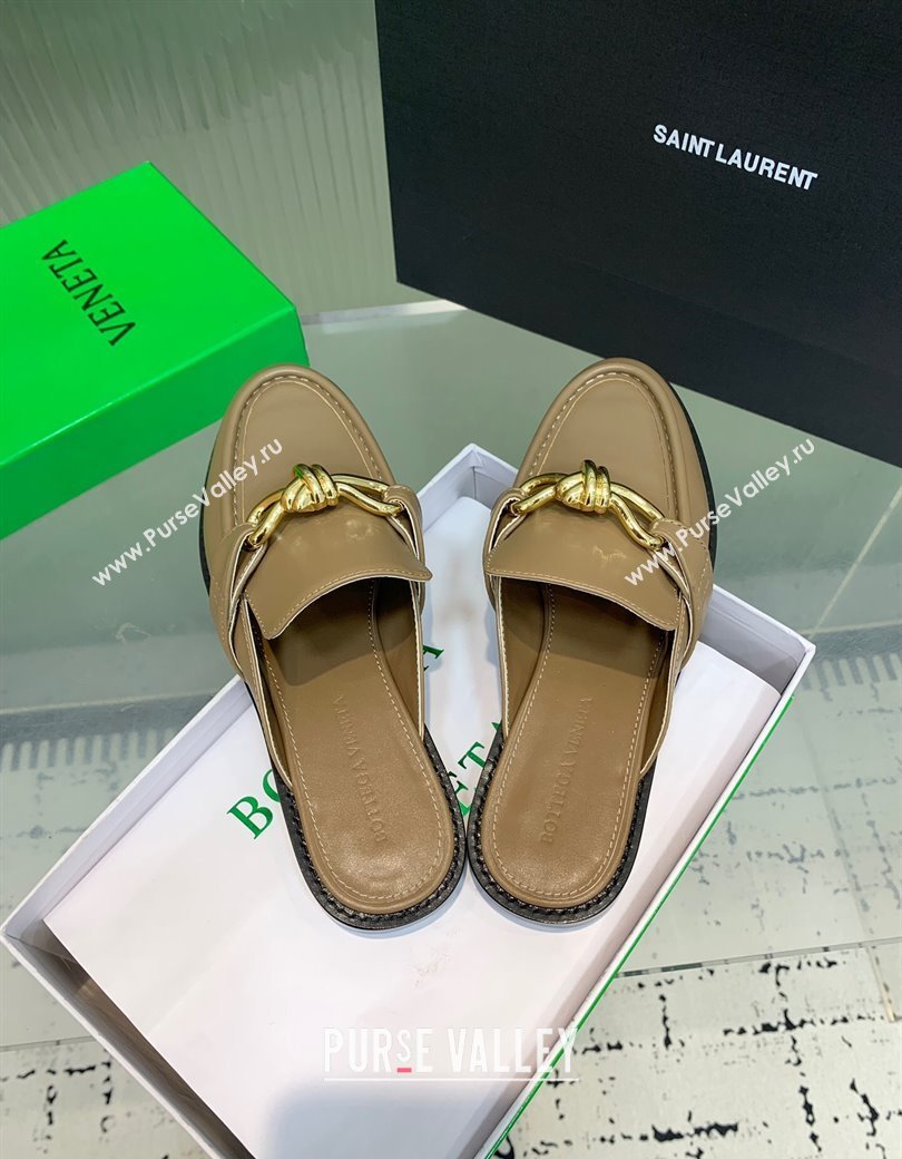 Bottega Veneta Astaire Flat Mules in Calfskin Leather with Knot Beige/Gold 2025 (KER-250823045)