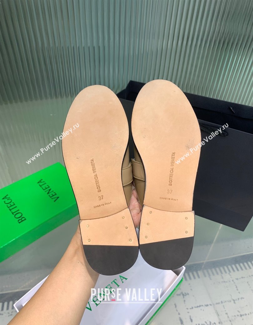 Bottega Veneta Astaire Flat Mules in Calfskin Leather with Knot Beige/Gold 2025 (KER-250823045)