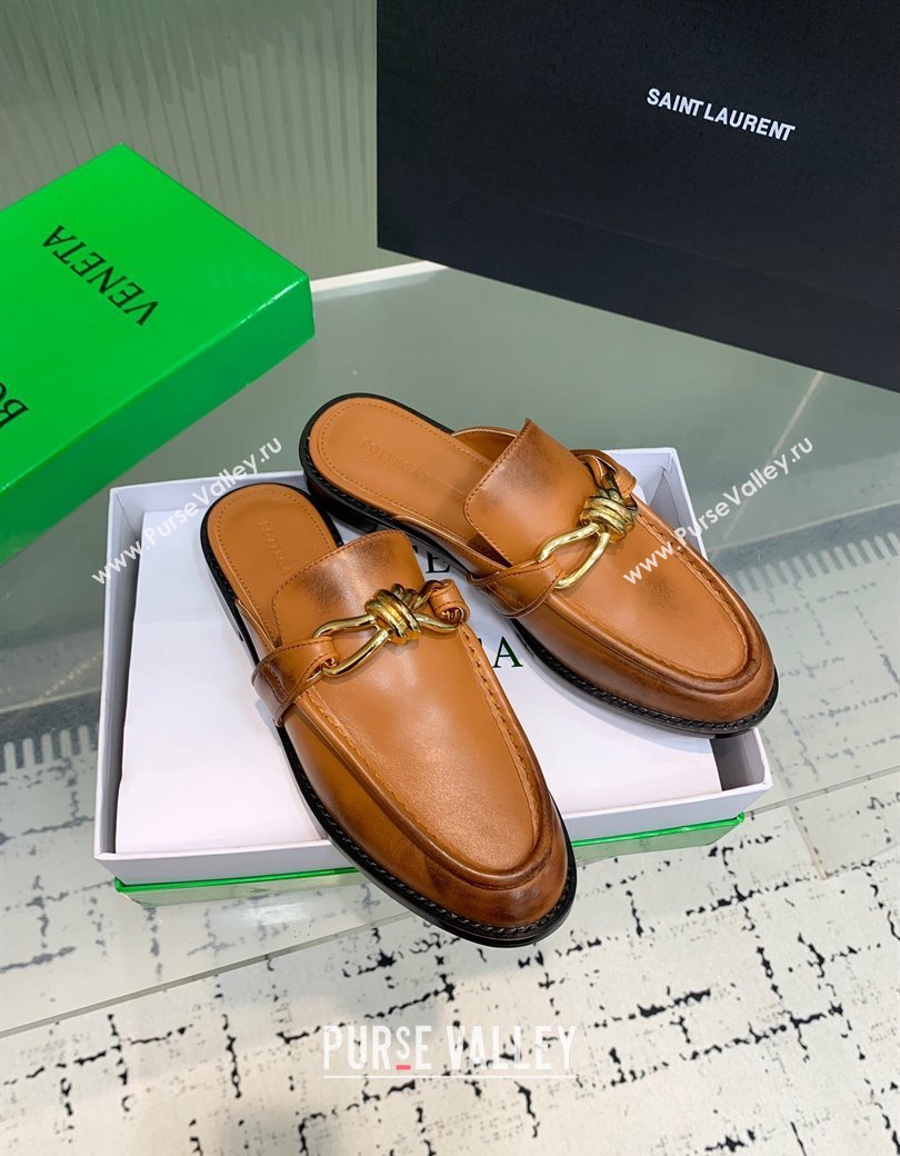 Bottega Veneta Astaire Flat Mules in Faded Calfskin with Knot Brown/Gold 2025 (KER-250823047)