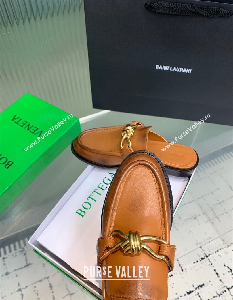 Bottega Veneta Astaire Flat Mules in Faded Calfskin with Knot Brown/Gold 2025 (KER-250823047)